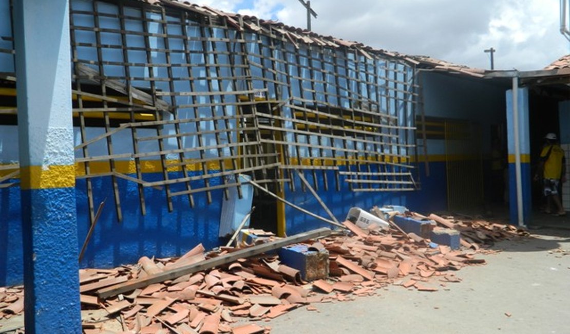 Parte do teto de escola municipal desaba e fere aluno em Arapiraca