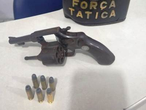 Jovem é preso e adolescente apreendido por porte ilegal de arma