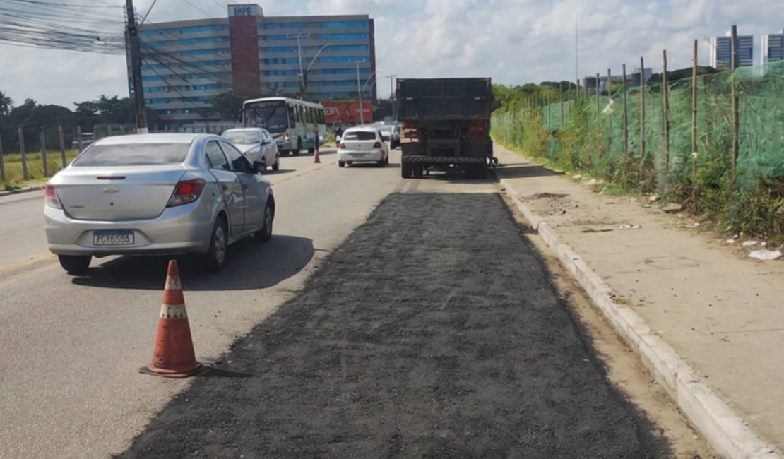 Operação Tapa-Buraco recupera trecho de asfalto próximo ao Shopping Miramar