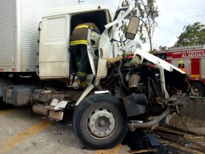 Carreta colide em mureta e deixa preso às ferragens na BR-101