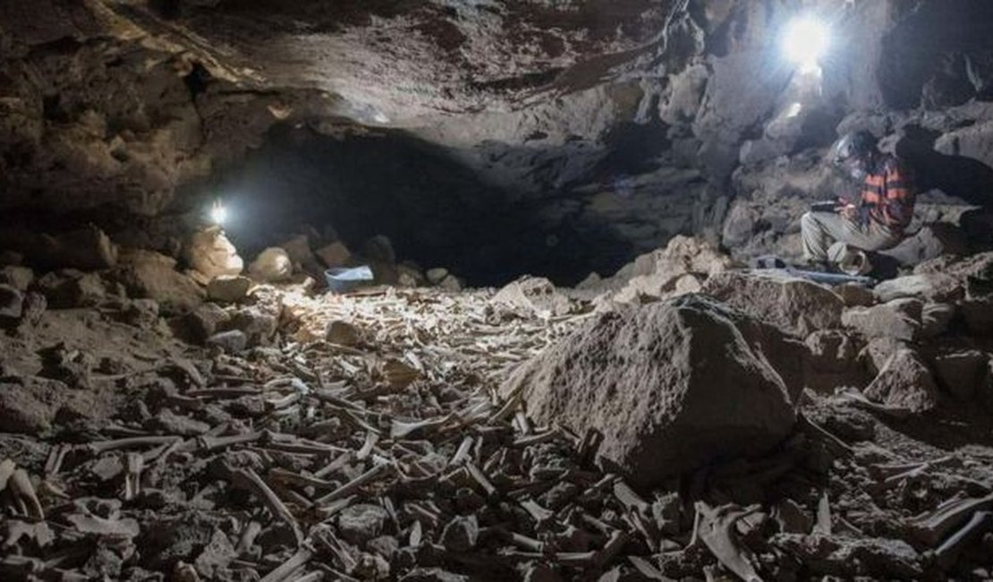 A macabra pilha de ossos humanos descoberta em caverna na Arábia Saudita