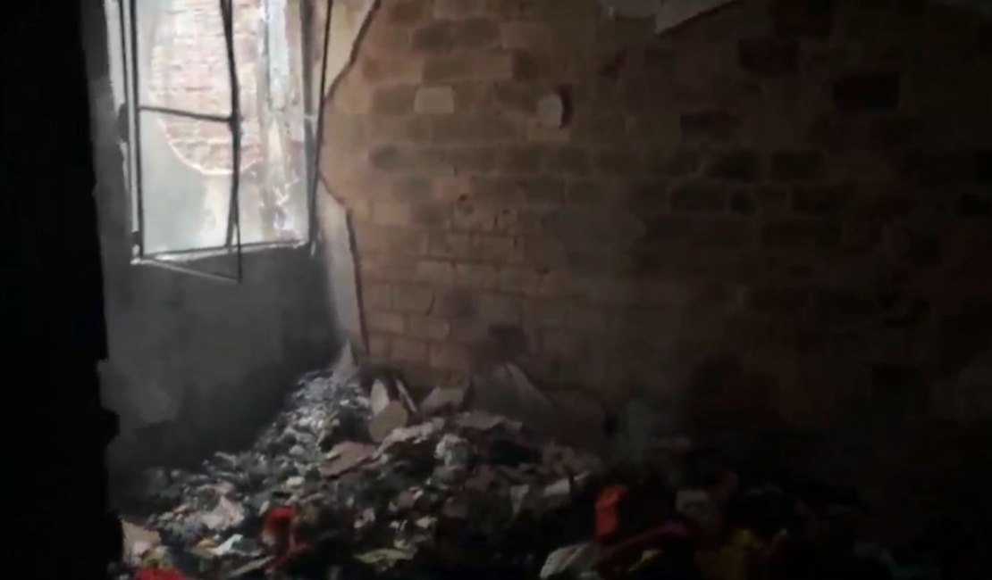 Incêndio antige ateliê no bairro do Feitosa, em Maceió
