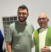 Mano Walter surpreende fiéis ao visitar capela em assentamento em Delmiro Gouveia