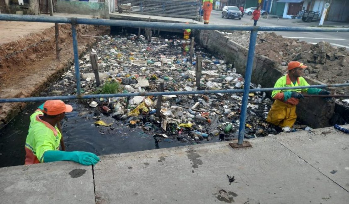 Sudes retira mais de 15 toneladas de resíduos de canal no bairro da Levada