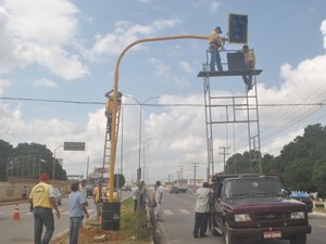 SMTT conserta semáforo na AL-220 em frente à UE