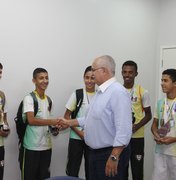 Jovens do atletismo exibem medalhas e agradecem parceira com a Prefeitura