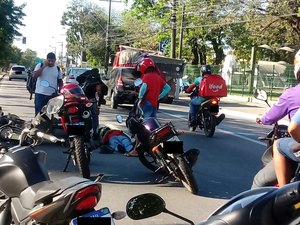 Colisão entre motos deixa um ferido na Avenida Fernandes Lima