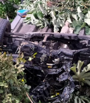 Acidente deixa carro destruído e motorista gravemente ferido em Piaçabuçu