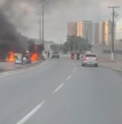 Protesto bloqueia um lado da Av. Comendador Gustavo Paiva, em Jacarecica