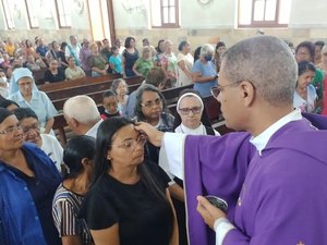 Católicos lotam igrejas de Palmeira dos Índios para celebrar inicio da Quaresma