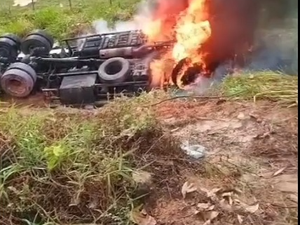 Caminhão pega fogo após tombar em ribanceira na zona rural de São Miguel dos Campos