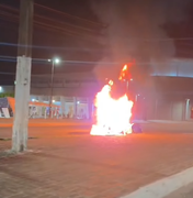 Moto pega fogo em frente a shopping no Benedito Bentes, em Maceió
