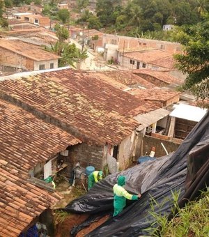 Defesa Civil aplica lonas de contenção em áreas de risco do Benedito Bentes