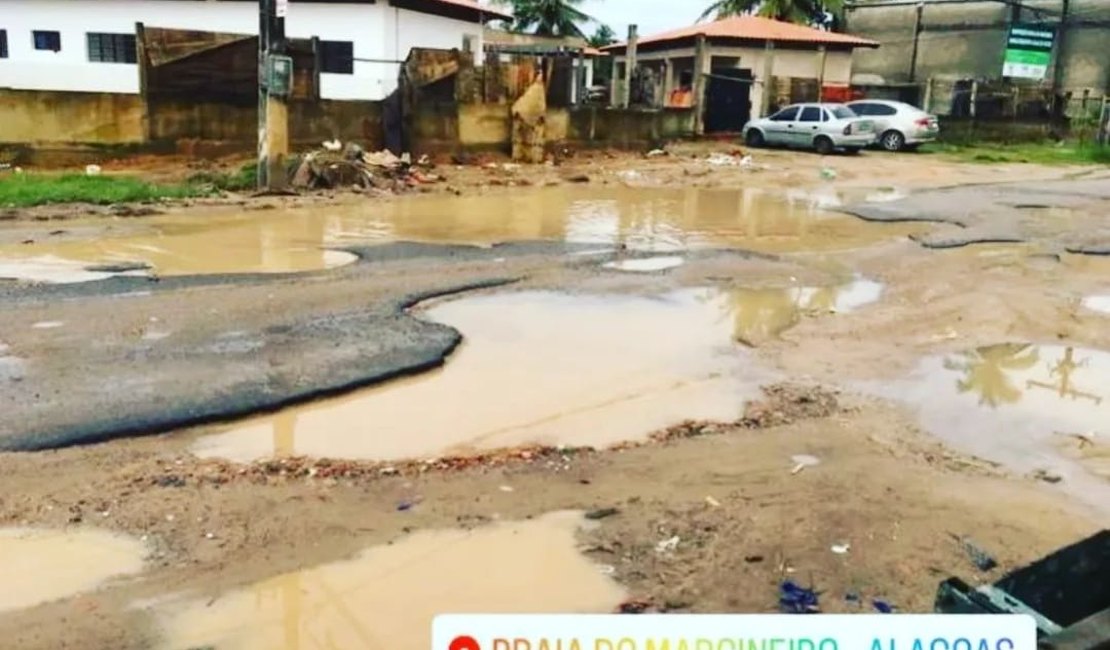 Moradores do Passo de Camaragibe reclamam de buracos em avenida