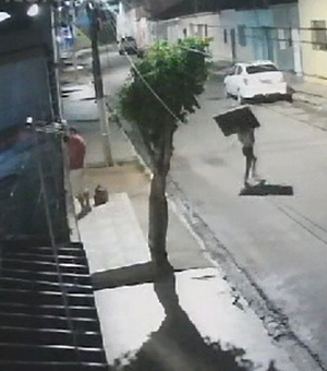 [Vídeo] Casal é flagrado furtando objetos de residência durante a madrugada em Arapiraca