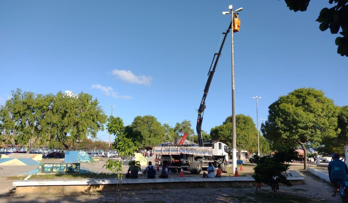 Sima recupera iluminação da Praça Padre Cícero após furto de cabos