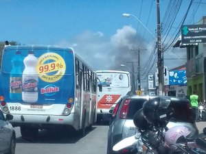 Famílias fecham via em protesto contra falta de pagamento de aluguel social