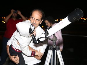 População se reúne para observar o eclipse lunar no planetário, em Arapiraca