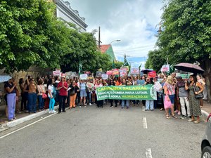 Professores protestam no bairro do Jaraguá; manifestação deixa trânsito lento