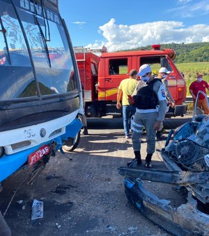 Colisão frontal entre carro e ônibus deixa criança desacordada e mais quatro feridos