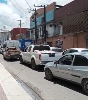 [Vídeo] Caminhões de carga na Rua do Sol causam lentidão no trânsito no Centro de Arapiraca