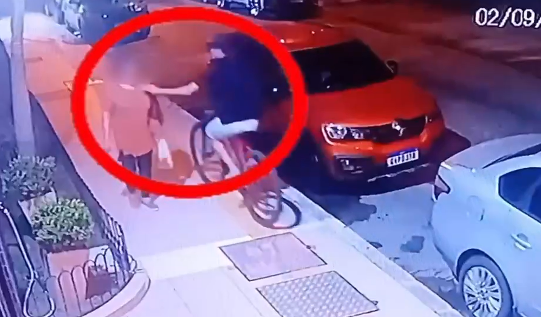 Mulher tem corrente arrancada do pescoço enquanto andava na Ponta Verde
