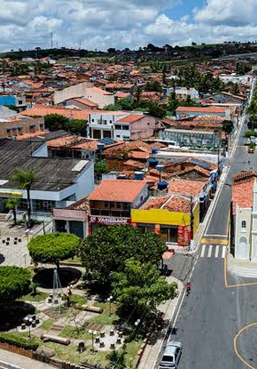 Homem com transtornos psiquiátricos agride policial com barra de ferro em Feira Grande