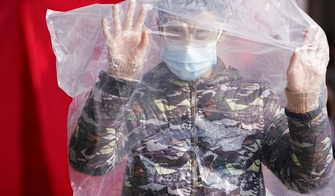 China revê dados da epidemia de Covid-19 e reduz número de mortos para 1.380