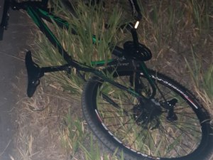 Moto colide com bicicleta na Barra de São Miguel