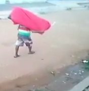 [Vídeo] Câmeras flagram homem carregando televisão furtada em Arapiraca
