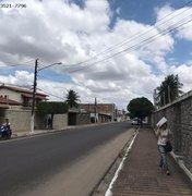 Assaltantes invadem residência em Arapiraca e roubam três celulares