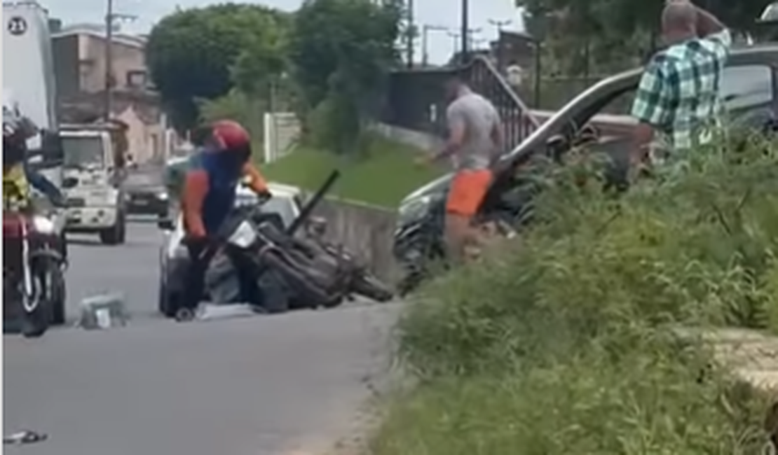 Colisão entre carro e motocicleta é registrada na Avenida Rio Branco, em Arapiraca
