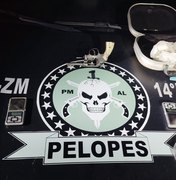 Mulher é presa com drogas no guarda-roupas e arma embaixo da cama em Joaquim Gomes