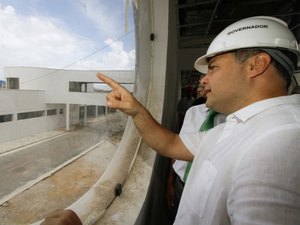 Governador inspeciona construção do Viaduto da PRF e do Hospital Metropolitano
