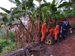 Homem de 50 anos despenca de galho e cai em uma ribanceira de dez metros