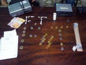 Caderno de anotações com pedidos de drogas incrimina homem