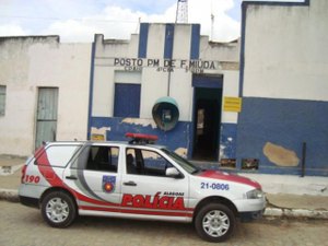 Comerciante troca tiros com assaltantes e balas perdidas atingem duas crianças