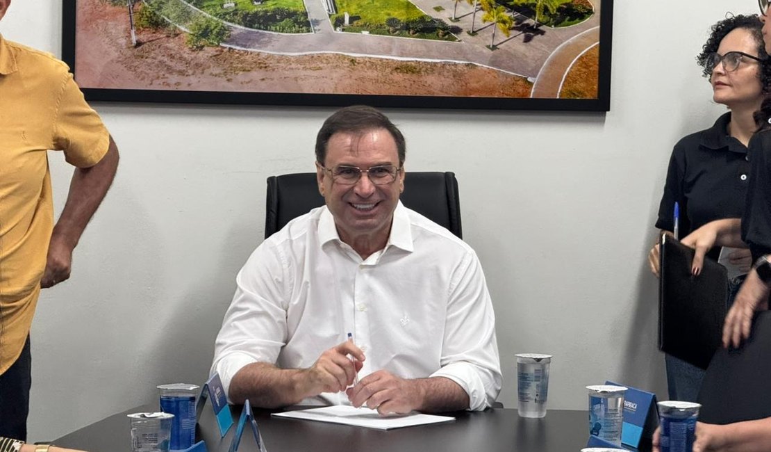 Luciano Barbosa assina ordem de serviço para pavimentação no bairro Canafístula