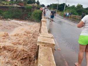 [Vídeo] Ponte treme com forte correnteza do Rio Poção em Arapiraca