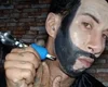 Fã se filma tatuando o próprio rosto para ficar igual a Gusttavo Lima