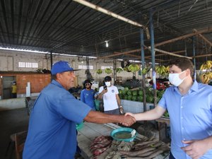 Davi Filho visita feira e mercado no Jacintinho e diz que descaso vai acabar