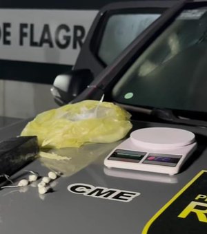 Após denúncia de vizinhos, homem é preso vendendo drogas na mesa de casa no Jacintinho