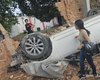 Carro capota e bate contra muro no bairro Santa Amélia em Maceió