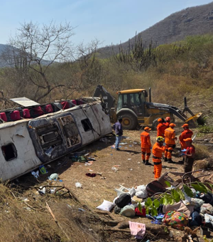 Criança de 5 anos é a 16ª vítima do capotamento de ônibus com romeiros na AL-220