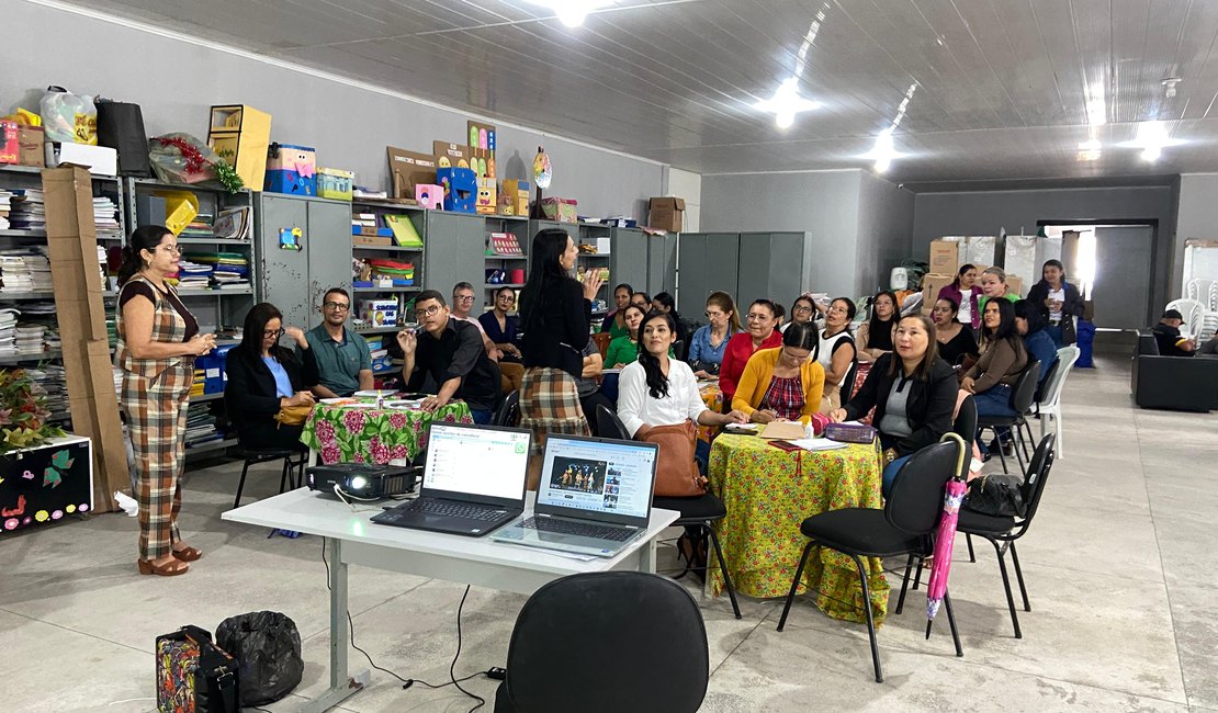 Educadores participam de trilha formativa do Programa Criança Alfabetizada em Lagoa da Canoa