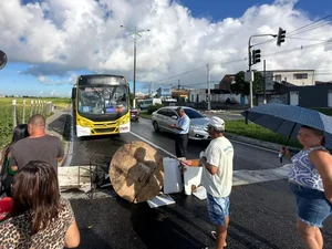 Av. Josefa de Melo é bloqueada por manifestantes que cobram melhorias no transporte público