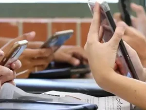 Psicóloga analisa impacto de nova lei que proíbe celulares nas escolas na educação e saúde mental