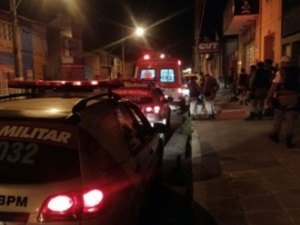 Homem é baleado após reagir a assalto na noite desta terça (12)