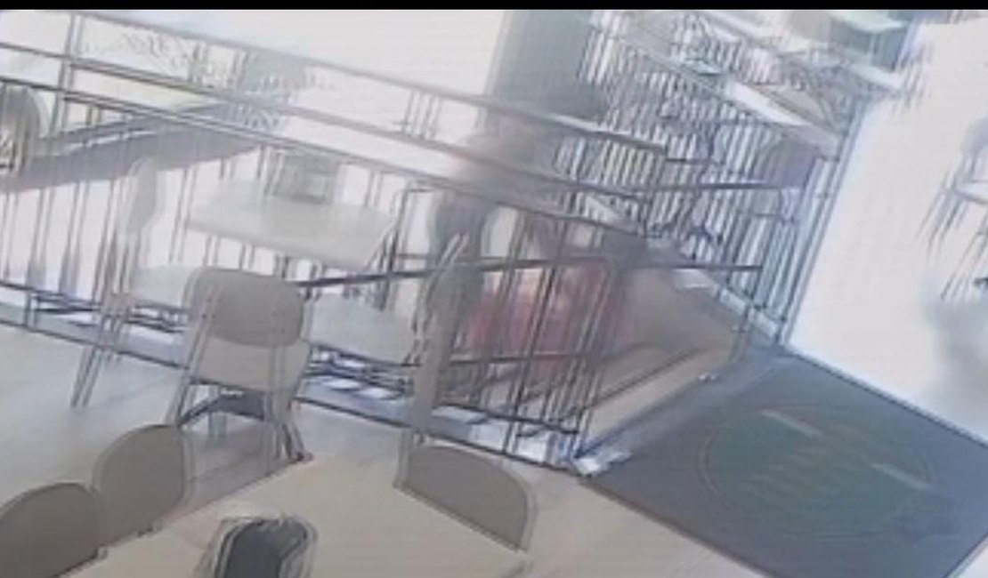 [Vídeo] Homem é preso por agredir companheira e ameaçar funcionária de restaurante em Maceió
