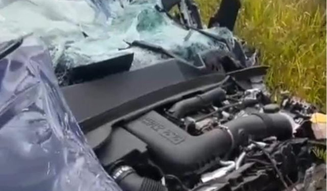 Caminhão com carga de combustível tomba após colisão em Maceió